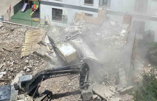 Elazığ'da hasarlı bina, 13 saatlik çalışmanın ardından ancak yıkılabildi