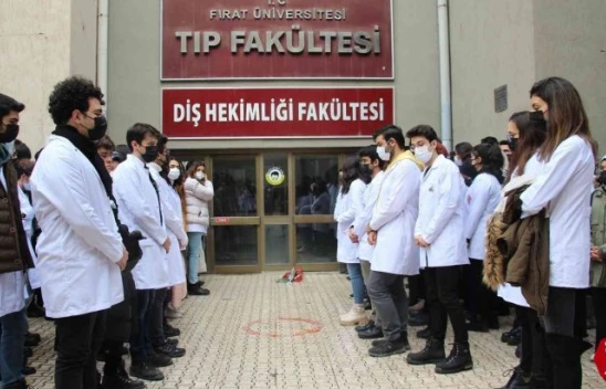 Elazığ'da Hayatını Kaybeden Tıp Öğrencisi İçin Arkadaşları Anma Töreni Düzenledi