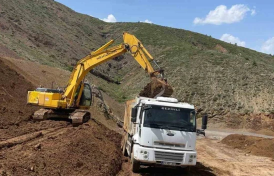 Elazığ'da Heyelanın Zarar Verdiği Köy Yollarında Onarım Çalışmaları Sürüyor