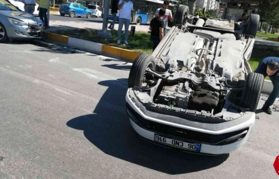 Hazardağlı Kavşağında 2 Araç Çapıştı Biri Ters Döndü, 1 Kişi Yaralandı