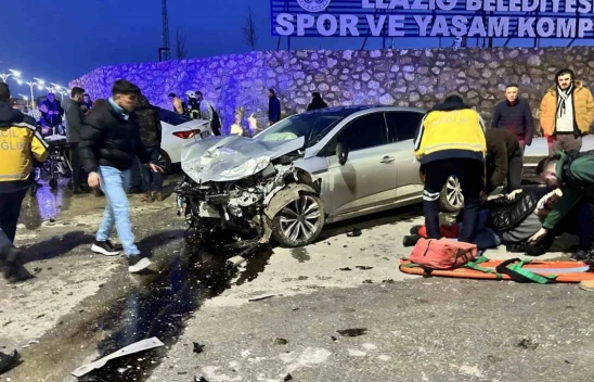 Elazığ'da Dehşet Anları! İki Otomobil Çarpıştı: 2'si Ağır 3 Yaralı