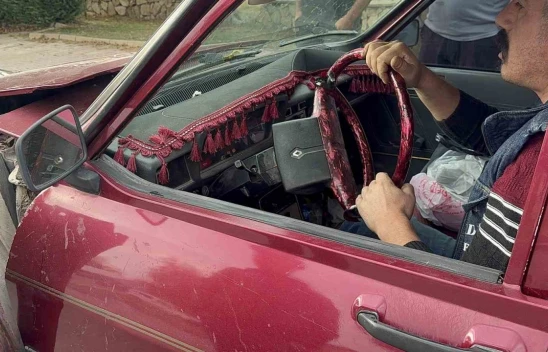 Kamyona Çarpan Aracın Direksiyonu Kırıldı