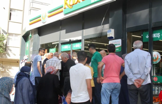 Elazığ'da İndirim İçin Sıra Bekleyen Vatandaşlar Umduklarını Bulamadı