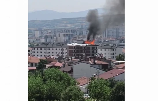 Elazığ'da İnşaat Halindeki Binada Çatı Yangını: İtfaiye Hızla Söndürdü