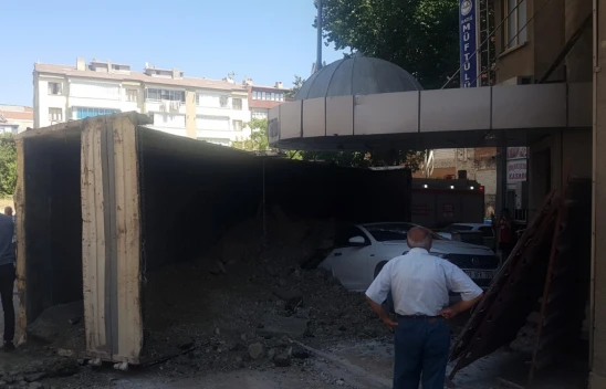 Elazığ'da İnşaat Kamyonu Kaldırımdaki Aracın Üzerine Devrildi