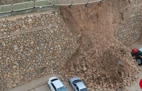 Elazığ'da istinat duvarı çöktü