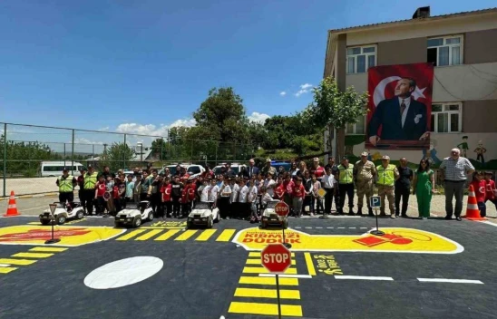 Elazığ'da jandarma ekipleri çocuklara trafik eğitimi verdi