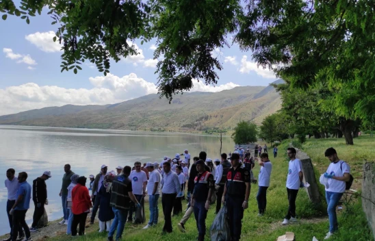 Elazığ'da Jandarma Ekipleri Ve Öğrenciler Hazar Gölü Çevresinde Temizlik Yaptı