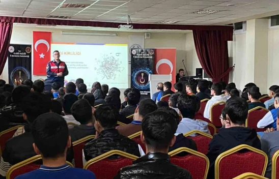 Elazığ'da Jandarmadan Öğrenci ve Öğretmenlere Siber Güvenlik Eğitimi