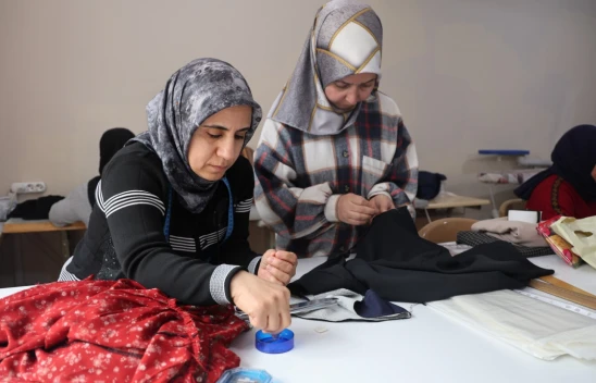 Elazığ'da Kadınlar Tekstil Sektörüne Yön Veriyor: Hem Üretiyorlar Hem Ekonomik Özgürlüklerini Kazanıyorlar