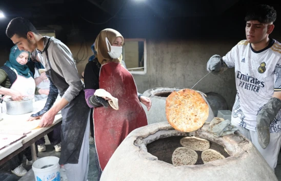 Elazığ'da Kadınların Yaptığı Tandır Ekmeğine Yoğun İlgi: Vatandaşlar Kilometrelerce Yol Gelip Sıraya Giriyor!