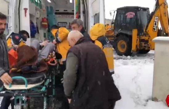 Elazığ'da kalp hastası köylü, ekiplerin yarım saatlik çalışmasıyla hastaneye kaldırıldı