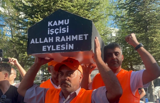Elazığ'da Kamu İşçileri AK Parti İl Binası Önünde Eylem Yaptı