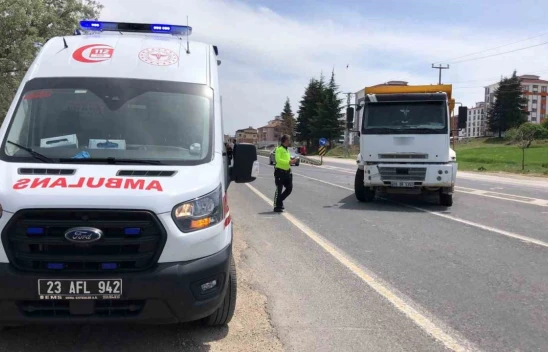 Elazığ'da Kamyon ile Otomobil Çarpıştı: Araç Bahçeye Uçtu, 1 Yaralı