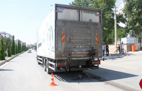 Doğukent'te Kamyonun Altında Kalan Çocuk Hayatını Kaybetti, Sürücü Olay Yerinden Kaçtı