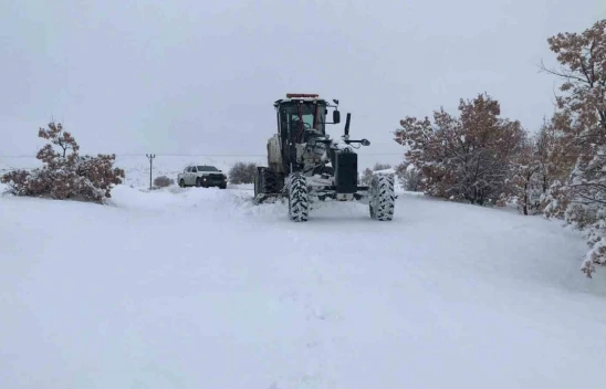Elazığ'da kapalı köy yollarını açma çalışmaları sürüyor