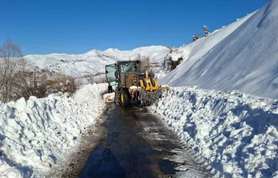 Elazığ'da kapalı köy yollarının açılması için çalışmalar sürüyor
