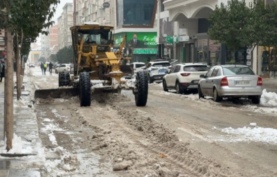 Elazığ'da Kar Mesaisi Sürüyor: Vali Fahri Bey Caddesi'nde Kar Küreme ve Temizlik Çalışması