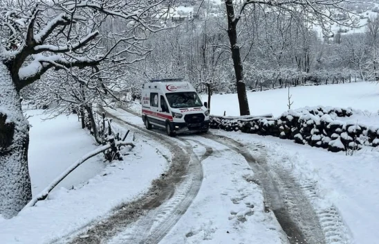 Elazığ'da kar nedeni ile köyde mahsur kalan hasta, yol açılarak hastaneye yetiştirildi