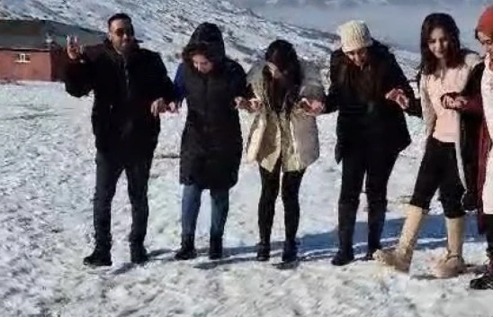 Elazığ'da kar üstünde halay