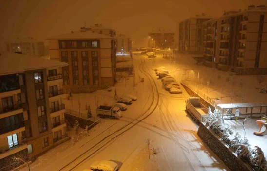 Elazığ'da kar yağışı etkisini artırdı, kent beyaza büründü