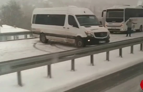 Elazığ'da Kar Yağışı Sonrası Araçlar Yolda Kaldı