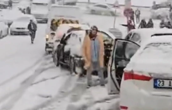 Elazığ'da kar yağışı sonrası zincirleme kaza: 10 araç birbirine girdi