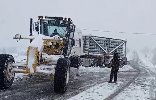 Elazığ'da Kar Yağışı Tırlara Zor Anlar Yaşattı! İl Özel İdaresi Ekipleri Kurtardı