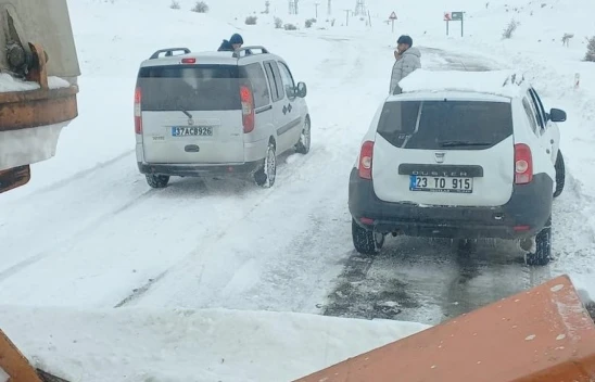 Elazığ'da Kar Esareti! Yolda Mahsur Kalan Araçlar Kurtarıldı