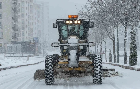 Elazığ Belediyesi Karla Mücadelede Yoğun Mesai Harcıyor, 310 Kişilik Ekip Aralıksız Çalışıyor
