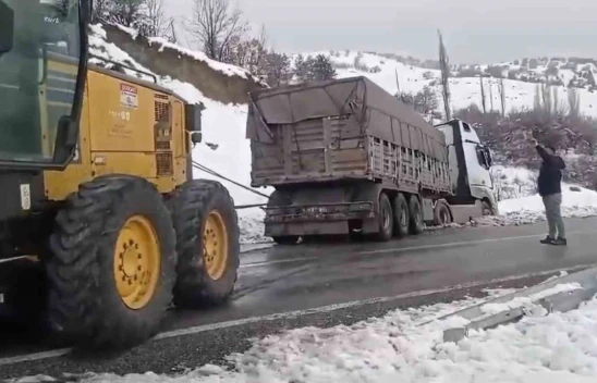 Elazığ'da karlı yolda kayarak yoldan çıkan tırı, ekipler kurtardı