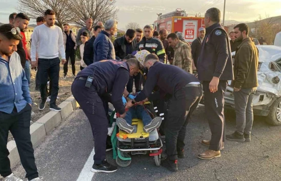 Elazığ'da Kontrolden Çıkan Otomobil Takla Attı: Sürücü Araçta Sıkıştı