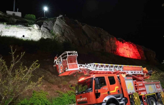 Elazığ'da kayalıklara çıkarak atlamak isteyen şahsı ekipler ikna etti