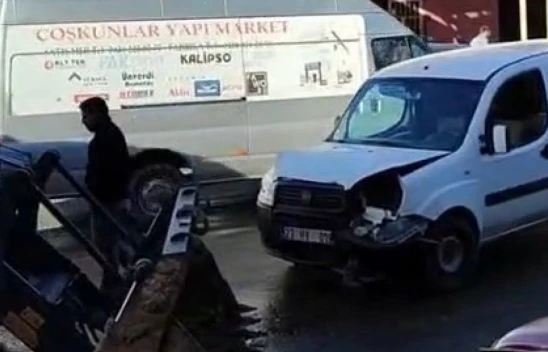 Elazığ'da Kepçe ile Hafif Ticari Araç Çarpıştı