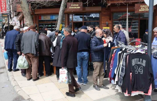 Elazığ'da Bayramlık Alışverişe Büyük Hücum! 100 TL'ye Gömlek, 200 TL'ye Kot Pantolon