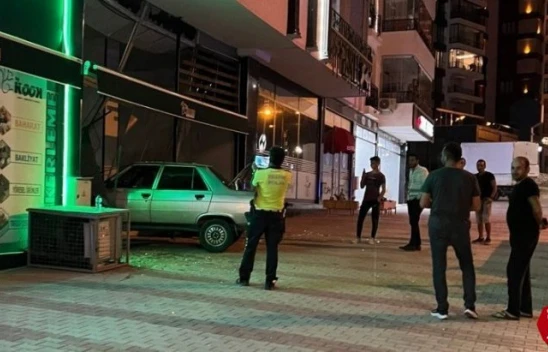 Elazığ'da kontrolden çıkan araç iş yerine girdi