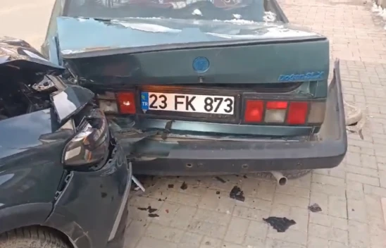 Elazığ'da Kontrolden Çıkan Araç Zincirleme Kazaya Neden Oldu