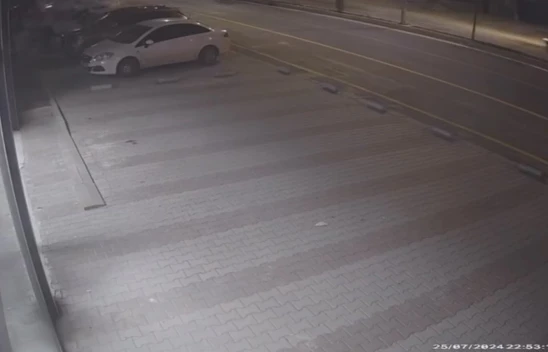 Elazığ'da kontrolden çıkan otomobil park halindeki araçlara böyle çarptı