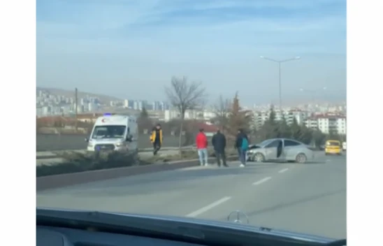 Elazığ'da Kontrolden Çıkan Otomobil Elektrik Direklerine Çarptı: 1 Yaralı