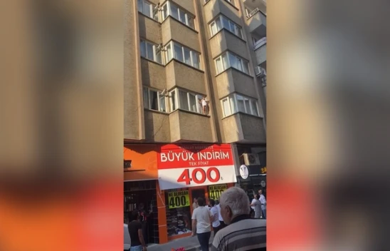 Elazığ'da korku dolu anlar: Küçük çocuk cama çıkınca vatandaşlar aşağıda çarşaf açtı