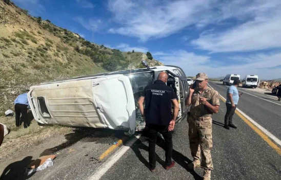 Elazığ'da köy minibüsü takla attı: 3'ü ağır 7 yaralı