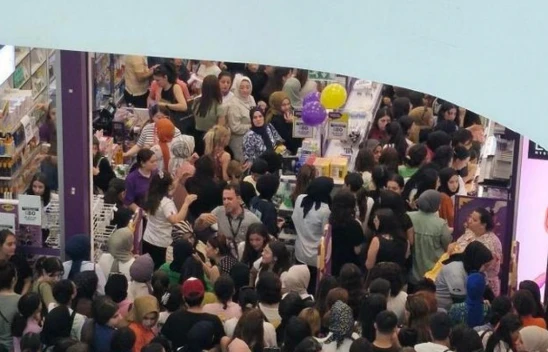 Elazığ'da kozmetik mağazası indirimi izdihama neden oldu