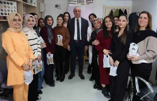 Elazığ'da Kuaförlük Kursundaki Kadınlara Destek: Cilt Bakım Seti Hediye Edildi