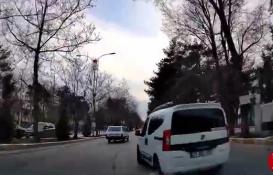 Elazığ'da makas atan sürücü kameraya yansıdı