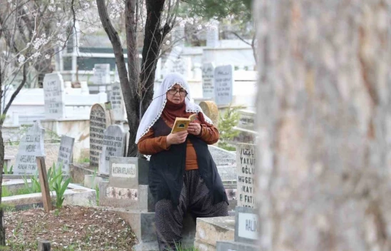 Elazığ'da Vatandaşlar Ramazan Bayramı Öncesi Asri Mezarlığına Akın Etti