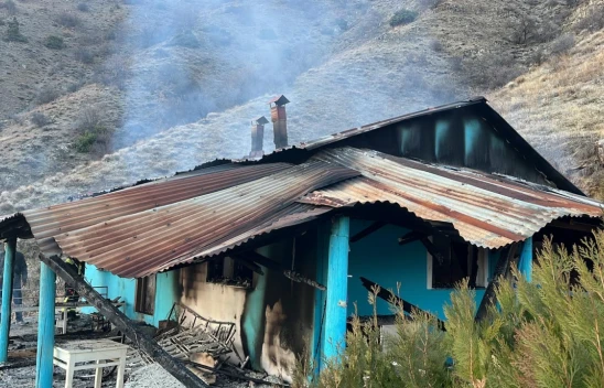 Elazığ'da Mezrada Çıkan Yangında Müstakil Ev Küle Döndü: 1 Kişi Tutuklandı