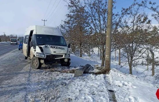 Elazığ'da minibüs aydınlatma direğine çarptı: 2 yaralı