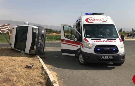 Elazığ'da Minibüs İle Hafif Ticari Araç Çarpıştı, 3 Yaralı