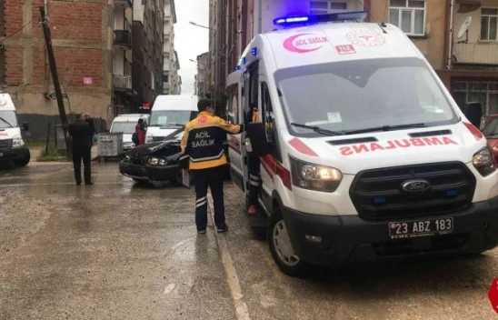 Rızaiye Mahallesinde Minibüs İle Otomobil Çarpıştı, 3 Yaralı
