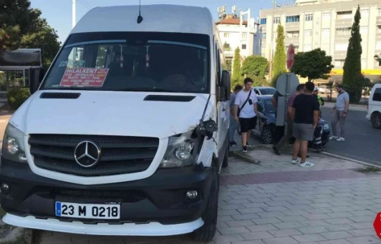 Elazığ'da minibüs ile otomobil çarpıştı: 2 yaralı
